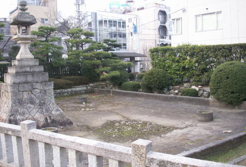 橋右側　庭園着工前の池部分