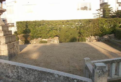 下地のコンクリートをハツリ真砂土搬入状況