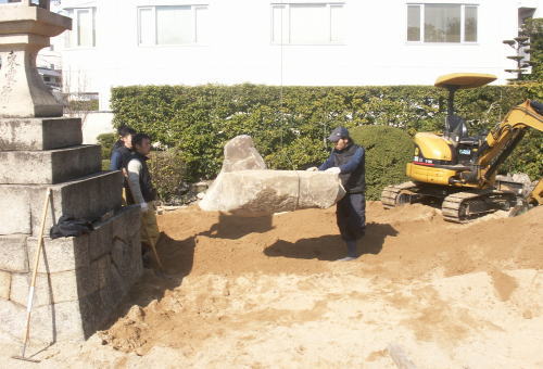 雪見燈籠の台の据付状況