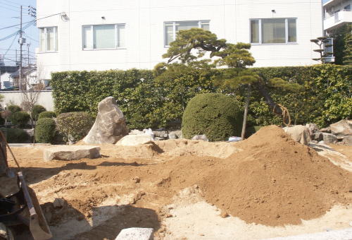 築山へのライン施工状況