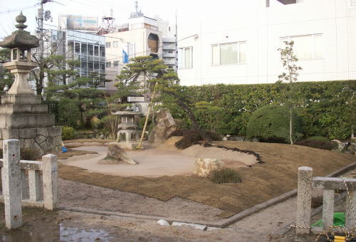 築山部分の芝張り状況