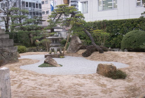 目土、砂利を海の中に敷き均し完成