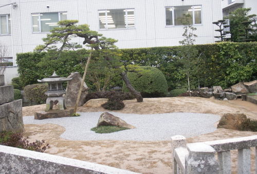 バックにはいろはもみじ・ソヨゴ植栽