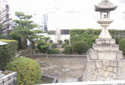 橋左側　庭園着工前の池部分