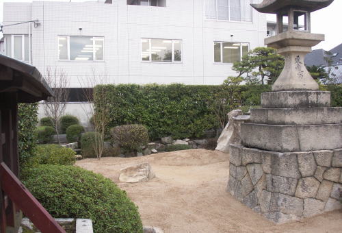 ポイントになる捨て石と築山のライン出し