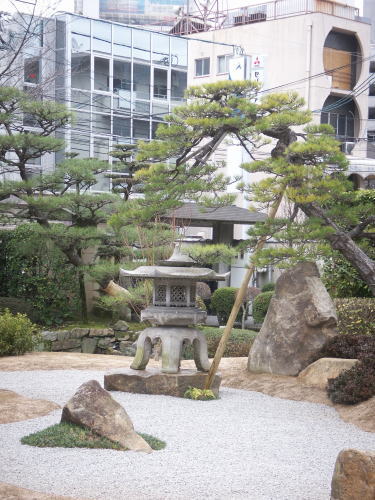 神社入口に心落ち着く空間演出