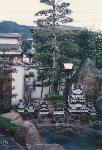 夕暮れの状況(庭園灯でより夜の雰囲気を)